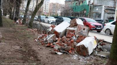 Строительный мусор и обломки ограждения из Верхнего городского парка вывезут до конца недели
