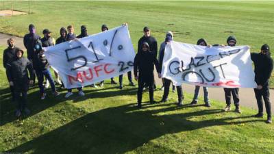 Фанаты "МанЮнайтед" устроили акцию против владельцев клуба