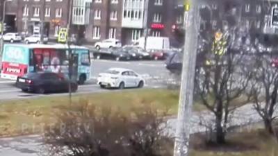 Видео: иномарка перевернулась в результате столкновения на перекрестке в Калининском районе
