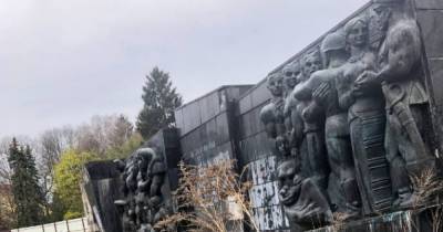 Во Львове демонтируют советский Монумент Славы (ФОТО)