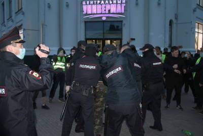 Из-за акции сторонников Навального в Архангельске в полицию попали 12 человек, в том числе несовершеннолетний