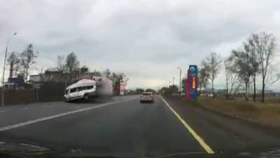 "Просто идиот": смертельный маневр водителя микроавтобуса попал на видео