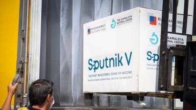 Германия хочет закупить у России 30 млн доз вакцины от коронавируса "Спутник V"