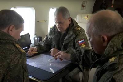 Шойгу проконтролировал учения в Крыму с вертолета