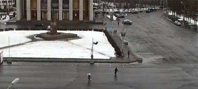 Электромонтажник упал с высоты вниз головой на площади в Петрозаводске (ШОК-ВИДЕО)