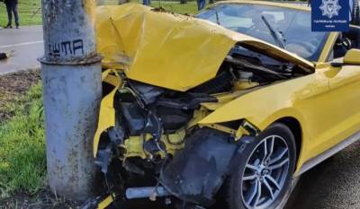 Чуть не влетел в остановку: в Киеве водитель разбил прокатный Ford Mustang