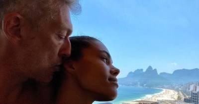 Венсан Кассель стал перед молодой женой на колени на пляже в Бразилии (фото)