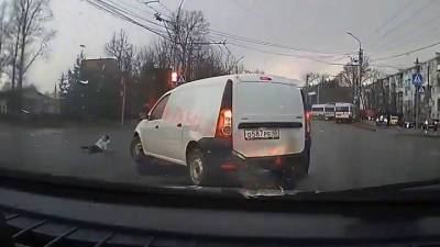 Видео из Сети. Полицейские Калуги нашли водителя, из машины которого выпал ребенок