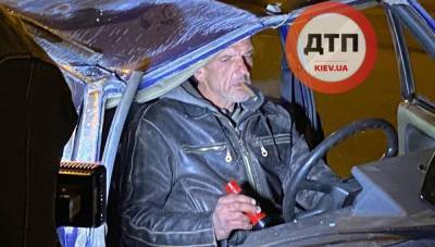 С водкой и сигарами: в Киеве вдрызг пьяные мужчины попали в аварию с опрокидыванием – фото