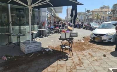Пожилой водитель наехал на кафе «Арома» в Бат-Яме: 15 человек ранены