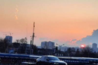 "Что-то начало падать": странное явление в небе над городом озадачило харьковчан, кадры