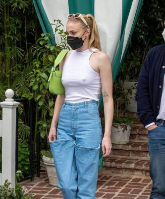Где купить джинсы «болотные сапоги», которые носит Софи Тернер?