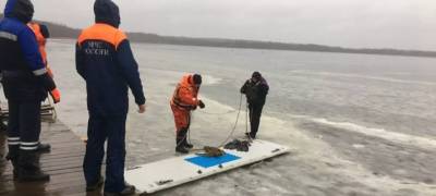 В Карелии спасатели вытащили из озера тело мужчины, который пропал в прошлом году