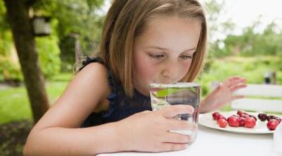 Стало известно, можно ли пить воду во время еды