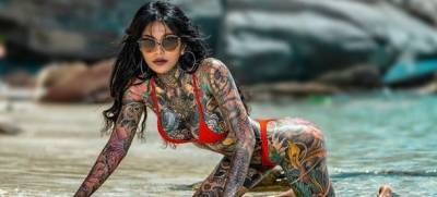 35-летняя жительница Таиланда покрыла татуировками 98% своего тела