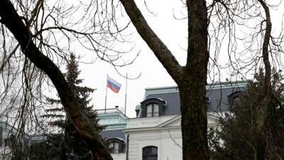 Чехия обязала посольство России в Праге сократить штат до конца мая