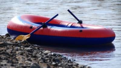 Мужчина погиб во время катания на лодке в Астраханской области