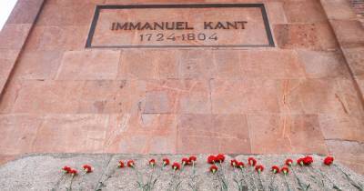 Фото дня: люди несут цветы к могиле Канта в день его рождения