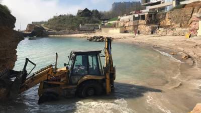 Разрушение вместо обустройства: в Одессе уничтожают естественную скалу на пляже "Зеленый берег"