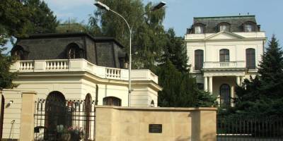 Чехия требует от РФ сократить состав посольства. Там могут остаться только пять дипломатов