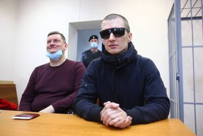 Суд назначил художнику Тиме Раде 39 часов работ за участие в акции Навального