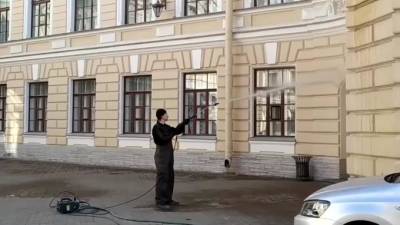 Фасады петербургской капеллы и "Пулково-3" вымыли после зимы
