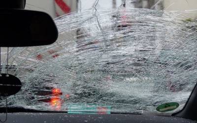 «Влад, не гони!»: водитель на огромной скорости сбил дорожных рабочих и скрылся. Его выдала невеста