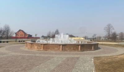 В Тобольске заработал фонтан. На площади к 9 мая собирают металлические конструкции