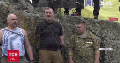 Ветераны приковали себя цепями на острове Гардовый в знак протеста против его затопления