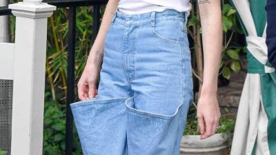 Модные джинсы 2021: Софи Тернер показывает, что экспериментировать с джинсами можно