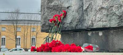 Жители Петрозаводска принесли цветы к памятнику Ленину (ФОТО)