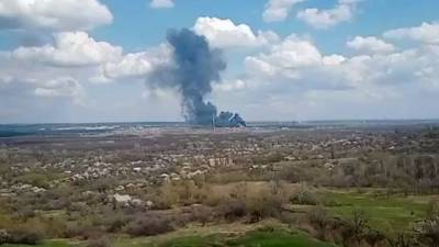 В Донбассе на территории воинской части ВСУ вспыхнул крупный пожар — видео
