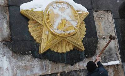 Страна (Украина): «Самое примитивное, что можно сделать». Как и зачем во Львове сносят монумент советским воинам