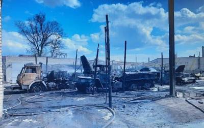В Рубежном при пожаре сгорели бензовозы, пострадал военный