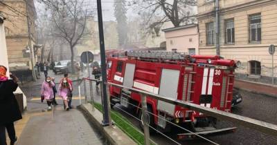 В центре Львова возле музея "Тюрьма на Лонцкого" вспыхнул пожар: горит котельная (фото)