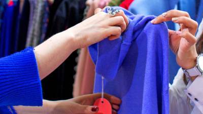 Чесотка и лишай: почему нужно стирать новую одежду перед ноской?