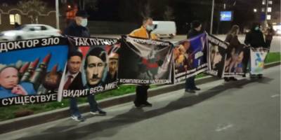 Россия направила Украине ноту протеста из-за «плакатов с оскорблениями» во время акции под посольством РФ в Киеве