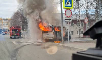 В центре Ханты-Мансийска около школы полностью сгорел микроавтобус
