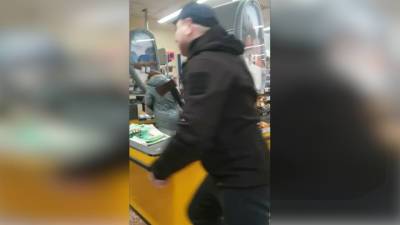 Обидели жену: ковид-диссидент разгромил топором магазин в Мариуполе. Видео