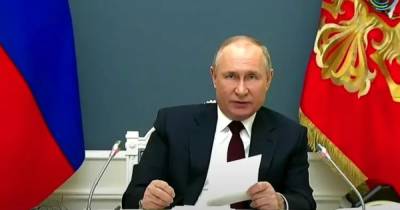 На климатическом саммите Путин замешкался, прервал Макрона и читал с листочка