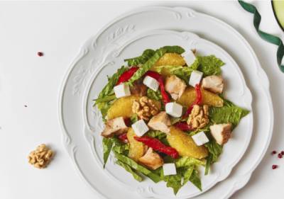 Салат с курицей, апельсином, орехами и брынзой: простой рецепт