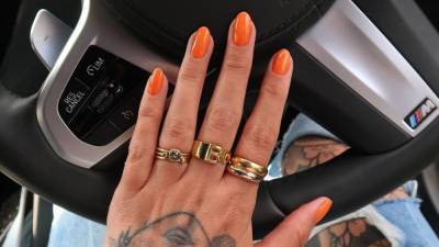 Сочный оранжевый: 10 идей для модного маникюра в апельсиновых оттенках