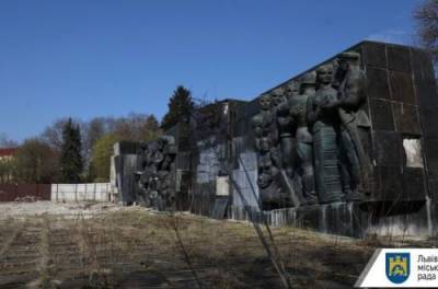 Во Львове начали демонтаж Монумента славы в честь советских солдат. ВИДЕО