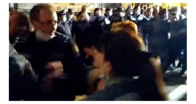 Напряженная ситуация у прокуратуры в Ереване, произошли столкновения. Видео