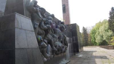 Во Львове сносят монумент Славы советским войнам