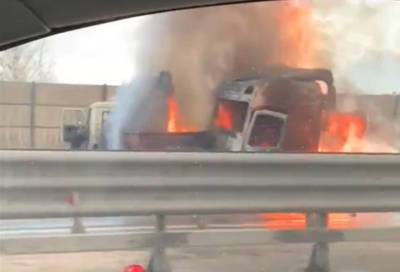 Водитель и пассажир легковушки погибли в ДТП с горящей фурой на КАД