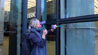 В Лондоне Extinction Rebellion разбили окна в здании банка HSBC