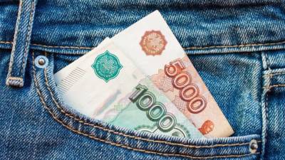 Объем "свободных денег" россиян сократился более чем на треть