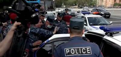 У здания Генпрокуратуры Армении протестующие устроили потасовку с полицией