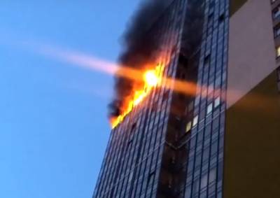 Пожарные не могут подъехать к горящей квартире в Кудрово